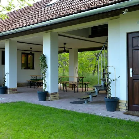 Tücsöktanya Villa *